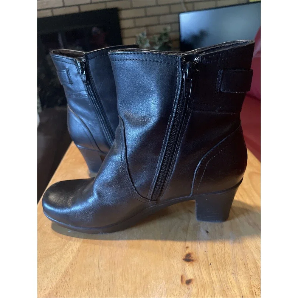 Clarks Artisan Ankle Boots Black Leather Boots Round Toe Zip Block Heel Size 8.5
